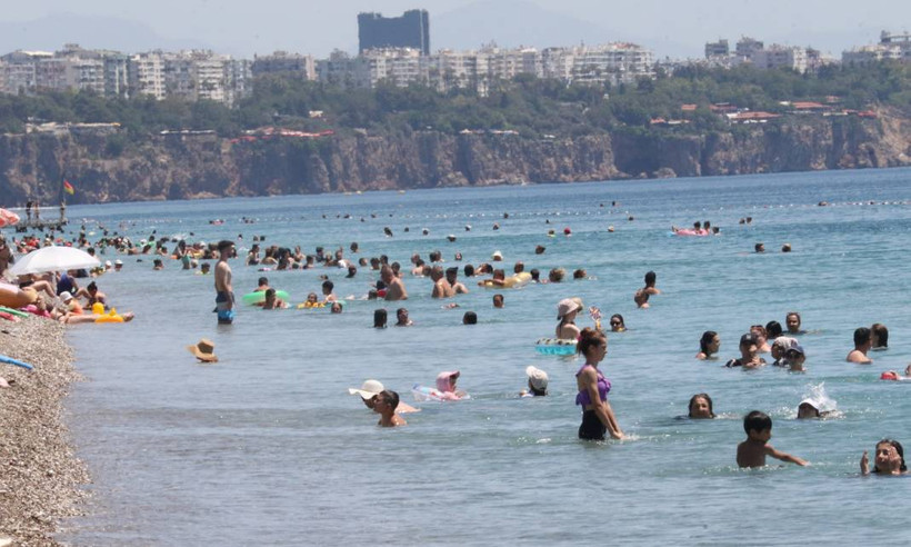 Antalya'da sıcaklık 41 dereceyi buldu, Konyaaltı doldu - Resim: 2